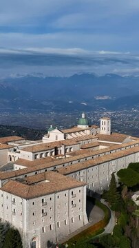 Abbazia di Montecassino, Cassino, Lazio, Italia.
vista panoramica dell'abbazia di Montecassino, meta turistica italiana. Ripresa di drone verticale.