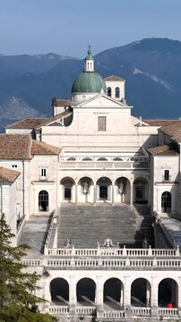 Abbazia di Montecassino, Cassino, Lazio, Italia.
vista panoramica dell'abbazia di Montecassino, meta turistica italiana. Ripresa di drone verticale.