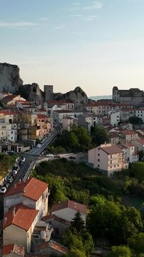 Pietrabbondante, Isernia, Molise, Italia. Piccolo borgo sulla roccia.
Ripresa aerea di Pietrabbondante, piccolo borgo incastonato fra enormi massi detti "Morge" ai piedi del monte Saraceno.