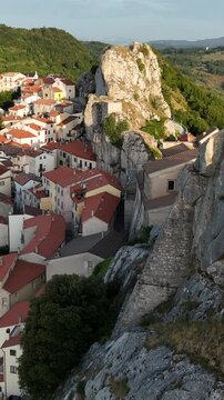 Pietrabbondante, Isernia, Molise, Italia. Piccolo borgo sulla roccia.
Ripresa aerea di Pietrabbondante, piccolo borgo incastonato fra enormi massi detti "Morge" ai piedi del monte Saraceno.