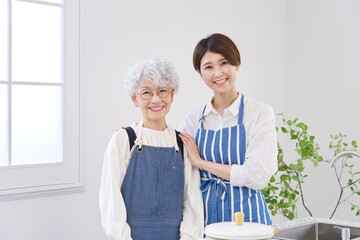 Fototapeta premium キッチンでエプロンをした親子のポートレート