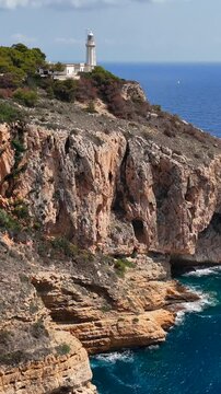 Mirador del Cap de la Nau, Alicante, Spagna. Costa dell&rsquo;Azahar.
Vista aerea della parete rocciosa e del mare.