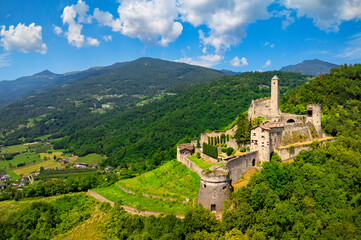 Włochy, Trydent-Górna Adyga, Borgo Valsugana - średniowieczny stary gotycki zamek ruiny mury baszty wieże w tle góry piękna panorama z wakacji © lukaszmalkiewicz.pl