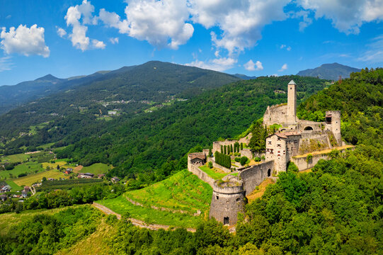 Włochy, Trydent-G&oacute;rna Adyga, Borgo Valsugana - średniowieczny stary gotycki zamek ruiny mury baszty wieże w tle g&oacute;ry piękna panorama z wakacji