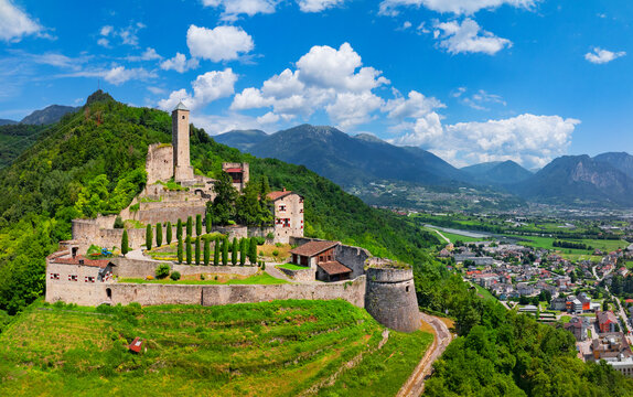 Włochy, Trydent-G&oacute;rna Adyga, Borgo Valsugana - średniowieczny stary gotycki zamek ruiny mury baszty wieże w tle g&oacute;ry piękna panorama z wakacji