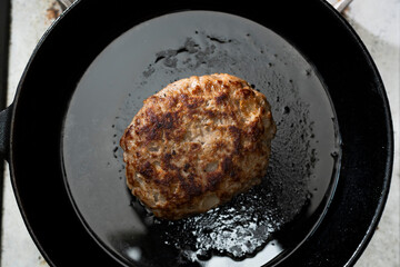 鉄板の上の熱々の焼きたてのビーフハンバーグ