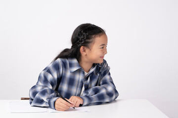 塾で勉強する小学生の女の子