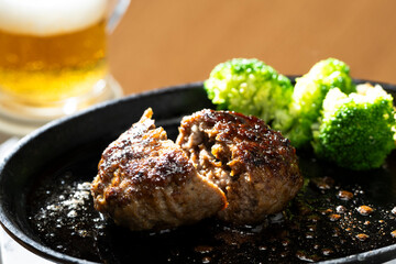 鉄板の上の熱々の焼きたてのビーフハンバーグ