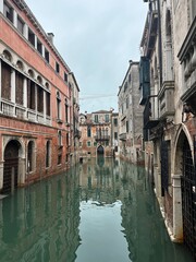 Obraz premium A scenic view of old buildings along the canal in Venice, Italy.
