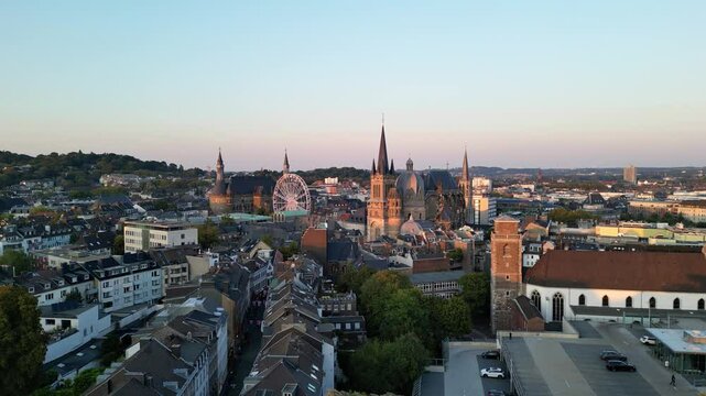 Luftaufnahme von Aachen mit Aachener Dom, Rathaus und Riesenrad