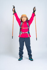 バンザイする登山服を着たシニア女性の全身写真