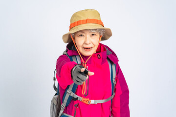 注意する登山服のシニア女性