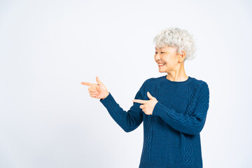 指さし案内するシニア女性