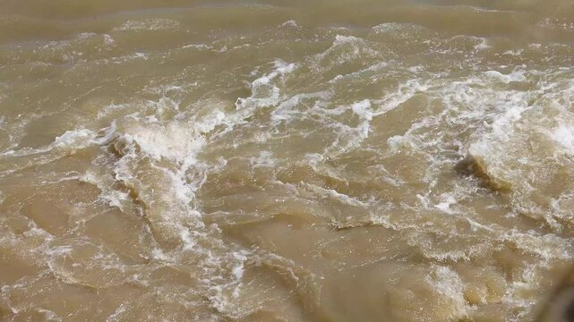 Waves on the River in Blaye