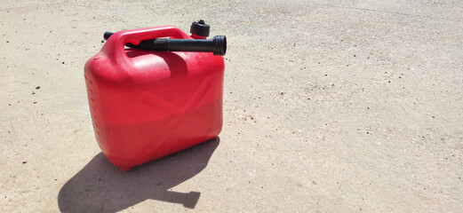 Garden machinery fuel carafe