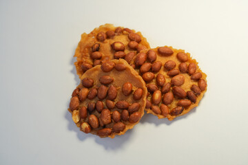 Peanuts sprinkled on flour and fried are called crispy fried peanuts in Thailand.