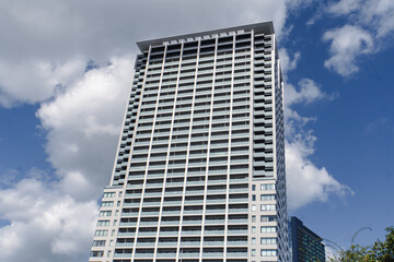 Obraz premium modern office building with clouds