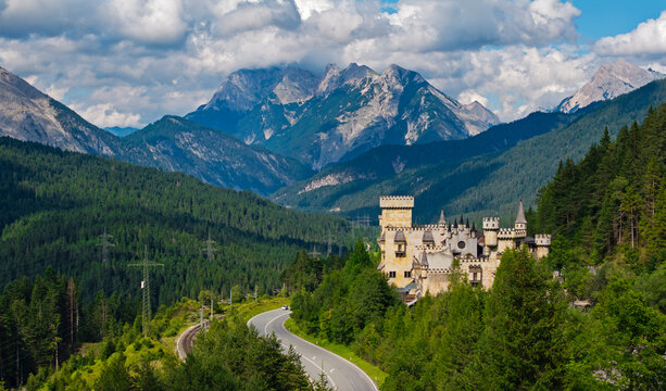 Austria, Tyrol, Seefeld in Tirol, alpejski pejzaż bajkowy gotycki zamek, droga, las, g&oacute;ry Alpy w tle
