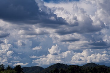 Obraz premium 日本の夏の積乱雲と青空の風景