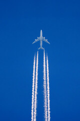 Avion de ligne avec trainée de condensation dans le ciel