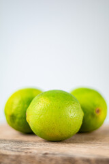 Limetten auf Holzschneidebrett, Limes on wooden cutting board
