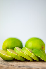 Geschnittene Limette auf Holzschneidebrett, Sliced ​​lime on wooden cutting board