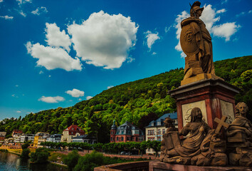 Obraz premium Statue against the background of nature, houses, river in the city of Heidelberg