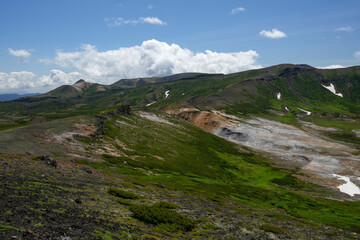 大雪山　黒岳から北鎮岳への縦走路のお鉢平 残雪期北海道絶景登山