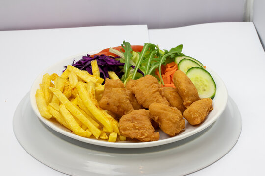 Fischknusperli Teller mit Pommes