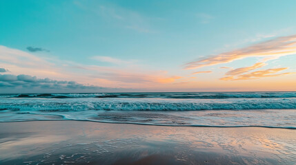 Obraz premium Peaceful Beach Sunset with Clouds and Gentle Waves