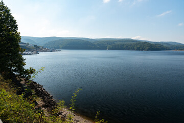 Blick auf den Rursee in der Eifel im Sommer bei schönem Wetter