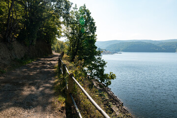 Blick auf den Rursee in der Eifel im Sommer bei schönem Wetter