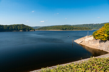 Fototapeta premium Blick auf den Rursee in der Eifel im Sommer bei schönem Wetter