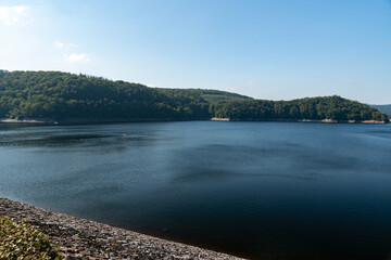 Blick auf den Rursee in der Eifel im Sommer bei schönem Wetter
