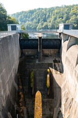 Überlauf der Rurtalsperre Schwammenauel am Rursee in der Eifel im Sommer bei schönem Wetter