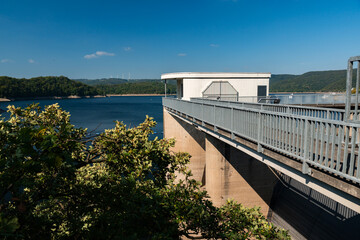 Überlauf der Rurtalsperre Schwammenauel am Rursee in der Eifel im Sommer bei schönem Wetter