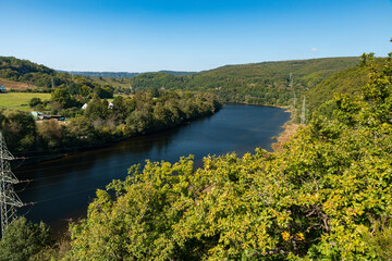 Obraz premium Rur in der Nähe der Rurtalsperre Schwammenauel beim Wasserkraftwerk Heimbach in der Eifel im Sommer bei schönem Wetter