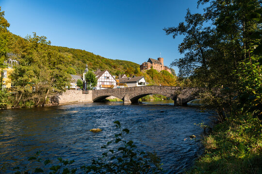 Burg Hengebach an der Rur in Heimbach, Eifel im Sommer bei sch&ouml;nem Wetter