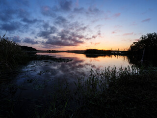 夜明けの湖の風景