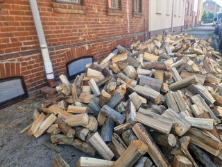 Feuerholz auf einem Haufen vor dem Haus