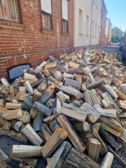Feuerholz auf einem Haufen vor dem Haus