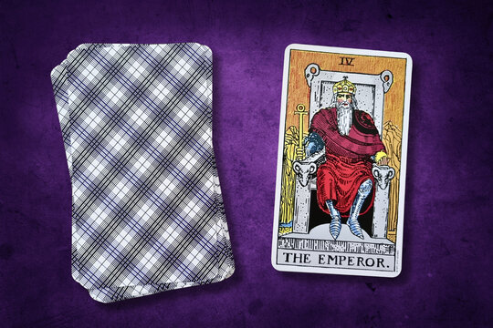 Carte de tarot "L'Empereur" du jeu Rider-Waite, pos&eacute;e sur un fond violet textur&eacute;. Elle symbolise l'autorit&eacute;, la stabilit&eacute; et le pouvoir, avec l'image d'un empereur assis sur un tr&ocirc;ne.