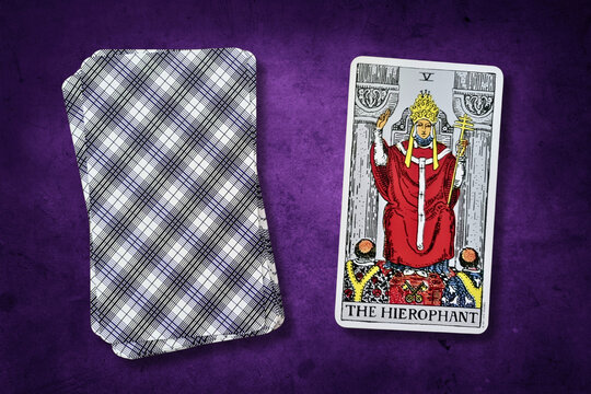 Carte de tarot "Le Pape" (The Hierophant) du jeu Rider-Waite, symbolisant la tradition, la spiritualit&eacute; et l'autorit&eacute; religieuse. Carte sur fond violet textur&eacute;