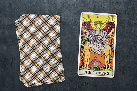 Carte de tarot "Les Amoureux" (The Lovers) du jeu Rider-Waite, repr&eacute;sentant l'amour, l'harmonie et les choix spirituels. Carte sur fond textur&eacute; gris
