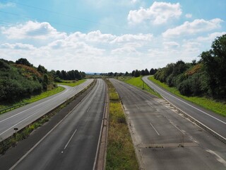 Ende einer Autobahn am Rande eines Braunkohle Tagebaus