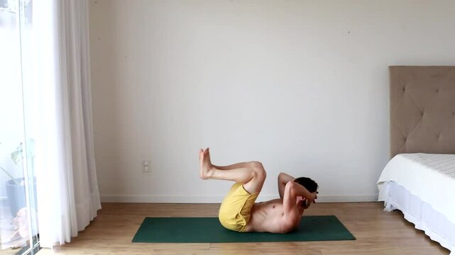 homem fazendo exercicios fis&iacute;cos em casa 