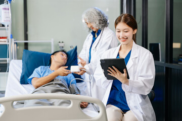 Obraz premium Hospital Ward Male and Male Professional Asian Doctors Talk with a Patient, Give Health Care Advice,