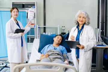 Obraz premium Hospital Ward Male and Male Professional Asian Doctors Talk with a Patient, Give Health Care Advice,