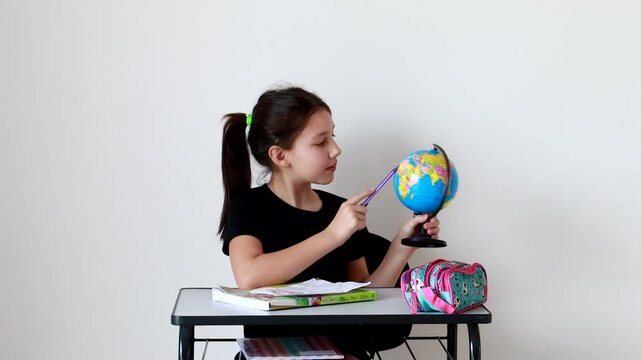 garota estudante olhando o globo terrestre 