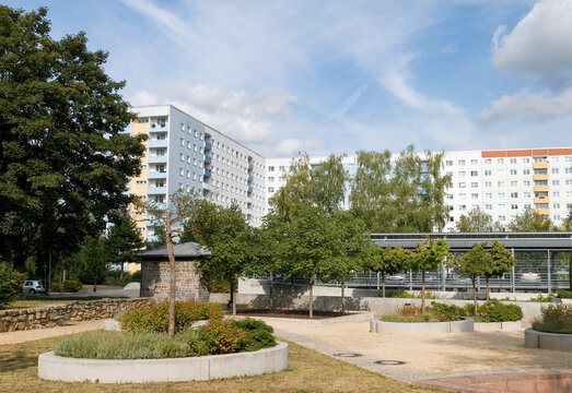 Parkanlage, Plattenbau, Platte, sozialer Wohnungsbau, Siedlung, Jena, Th&uuml;ringen, Deutschland, Europa